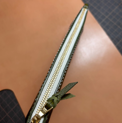 إكسسوارات خياطة جلدية صغيرة: حافظة أقلام (نمط PDF DIY) DWIPDFTR06