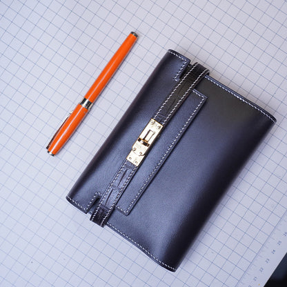 إكسسوارات خياطة جلدية صغيرة: حافظة دفتر ملاحظات مستوحاة من كيلي (نمط PDF اصنعها بنفسك) DWIPDFZSZ26